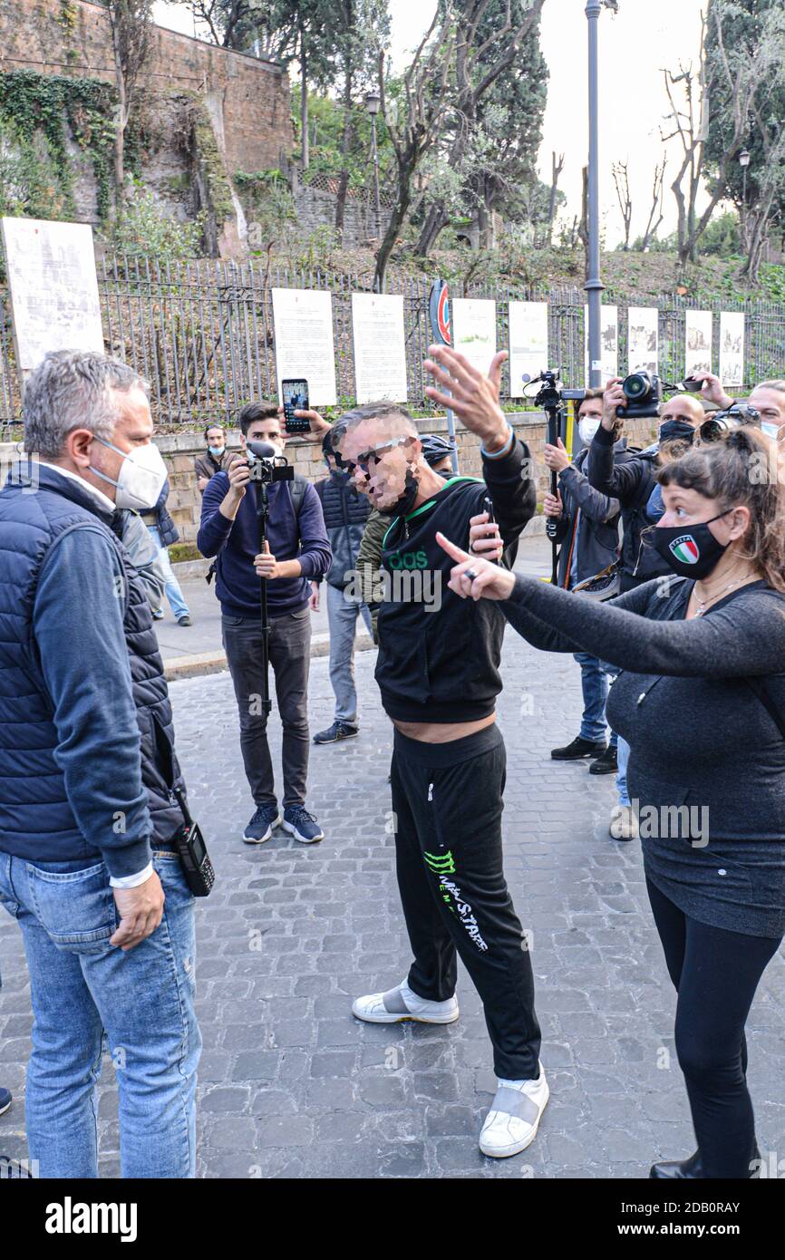 MANIFESTAZIONE NON AUTORIZATA A ROMA DEL'ESTREMA DESTRA SUR LA PIAZZA VENEZIA Banque D'Images