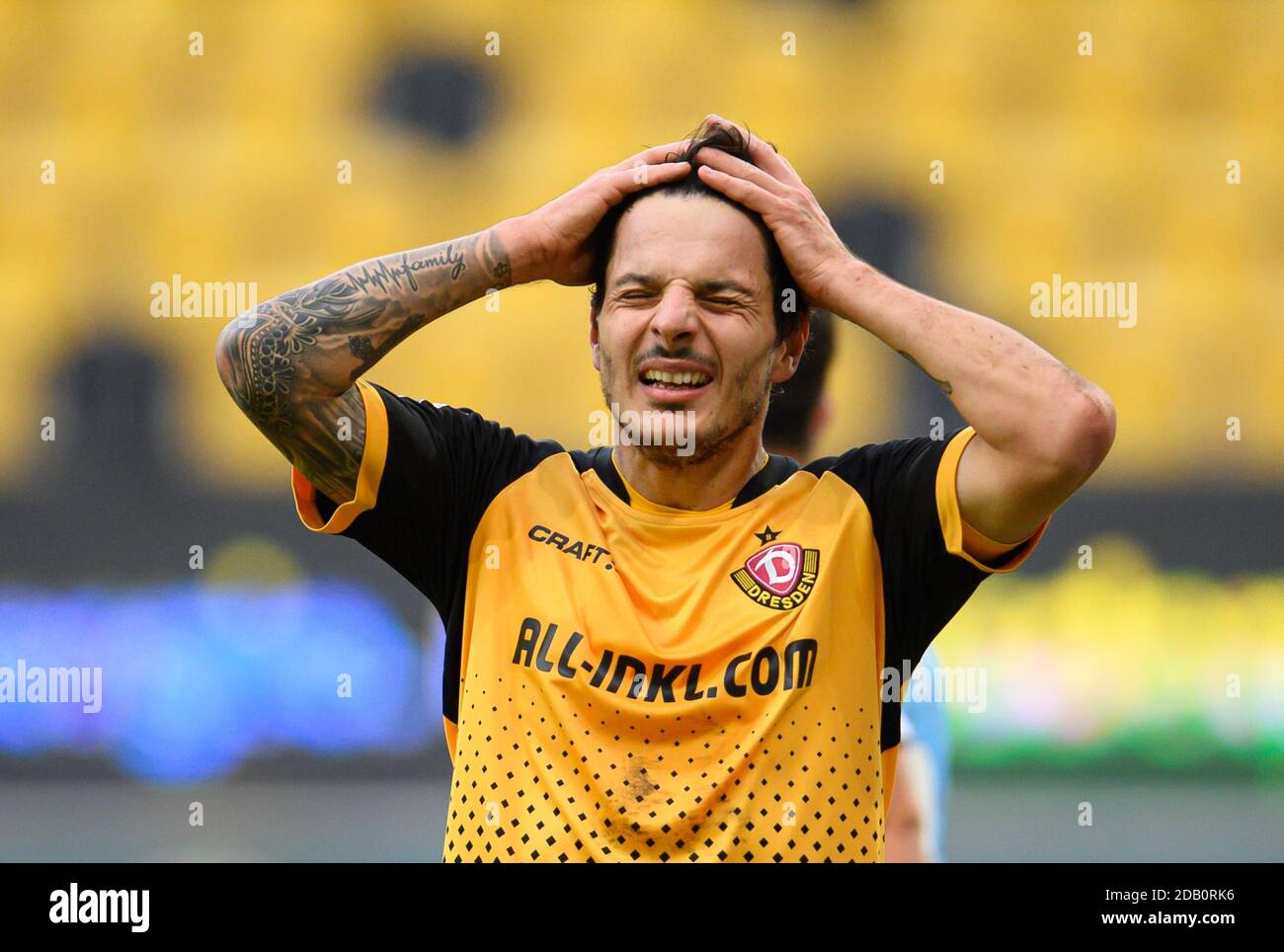 Dresden, Germany. 15th Nov, 2020. Football: 3rd division, SG Dynamo Dresden  - TSV 1860 Munich, 10th matchday, at the Rudolf-Harbig-Stadium Dynamos  Marvin Stefaniak (r) against Munich's Quirin Moll. Credit: Robert  Michael/dpa-Zentralbild/ZB/dpa/Alamy Live