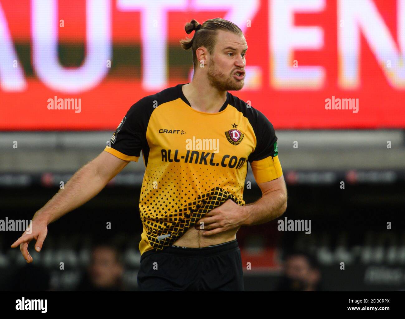 Dresden, Germany. 15th Nov, 2020. Football: 3rd division, SG Dynamo Dresden  - TSV 1860 Munich, 10th matchday, at the Rudolf-Harbig-Stadium Dynamos  Marvin Stefaniak (r) against Munich's Quirin Moll. Credit: Robert  Michael/dpa-Zentralbild/ZB/dpa/Alamy Live