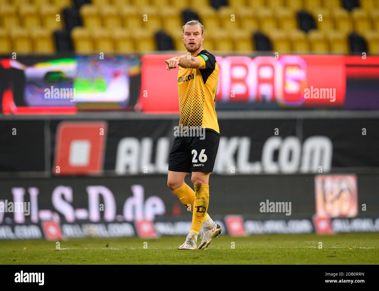 Dresden, Germany. 15th Nov, 2020. Football: 3rd division, SG Dynamo Dresden  - TSV 1860 Munich, 10th matchday, at the Rudolf-Harbig-Stadium Dynamos  Marvin Stefaniak (r) against Munich's Quirin Moll. Credit: Robert  Michael/dpa-Zentralbild/ZB/dpa/Alamy Live