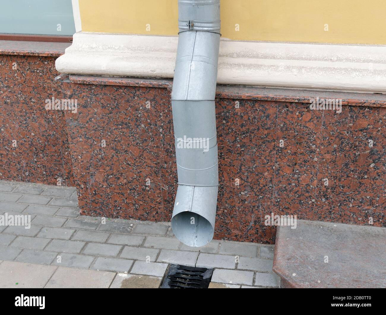 Tuyau d'évacuation - dispositif de vidange de l'eau du toit. Banque D'Images