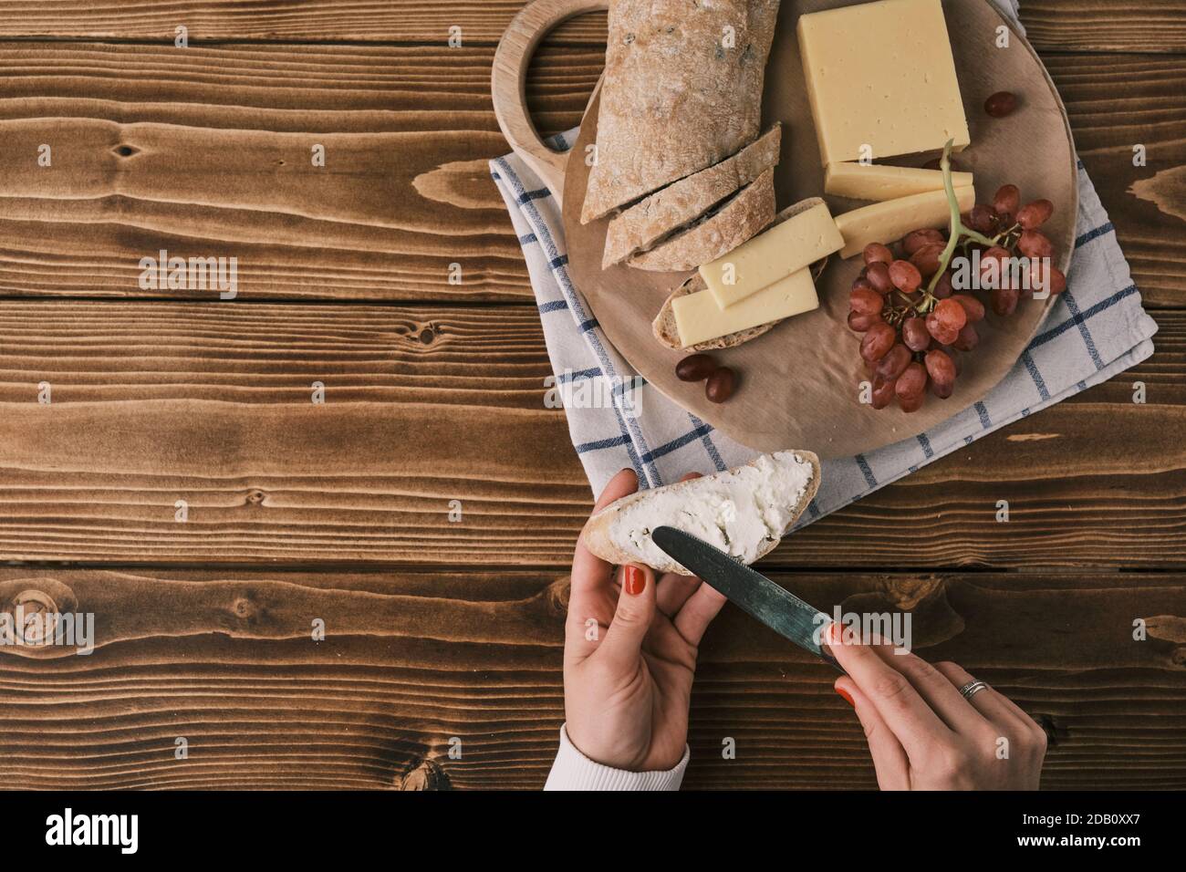 Pain Ciabatta fraîchement cuit, gros plan sur des photos. Application de fromage crème sur une tranche de pain Banque D'Images
