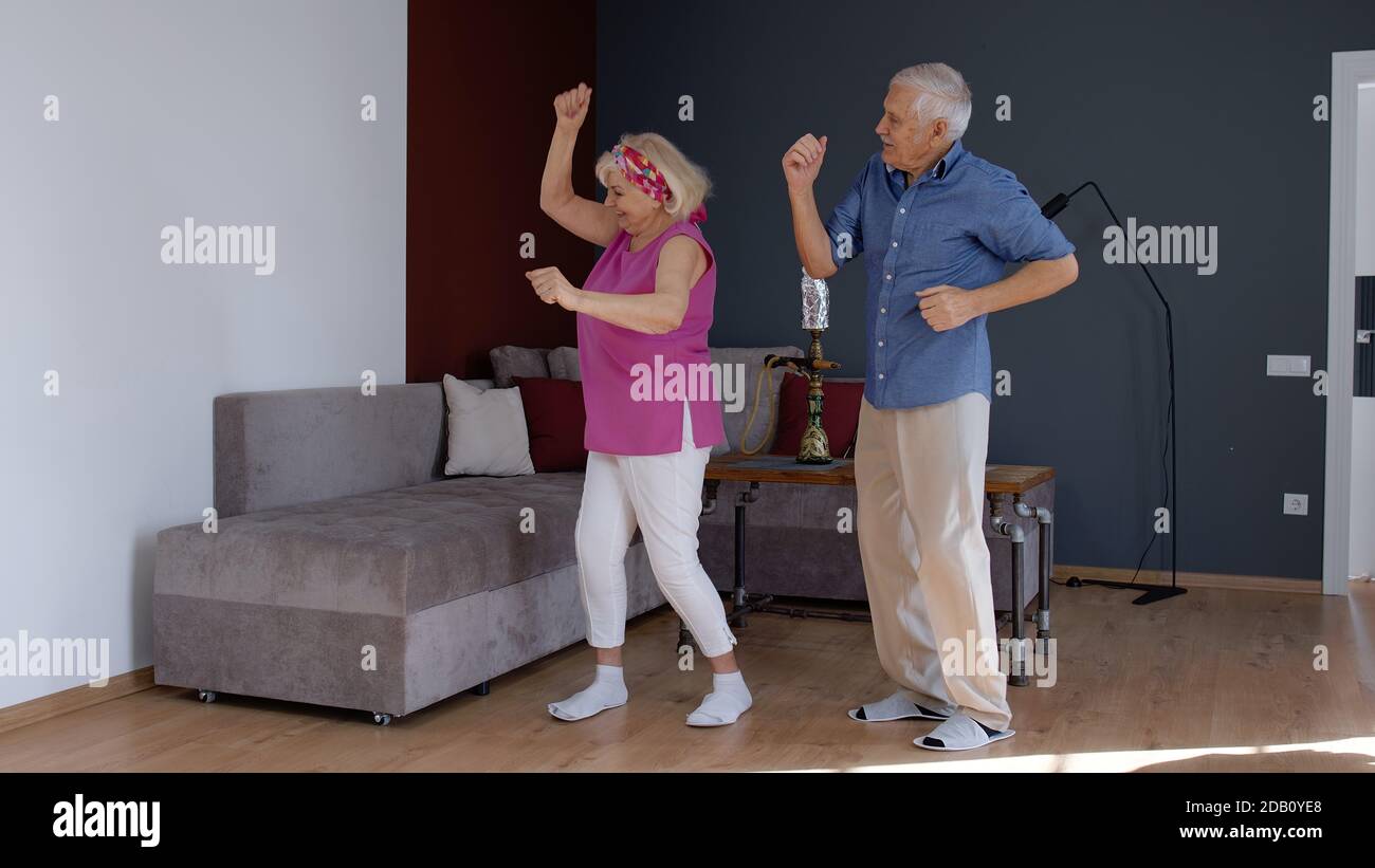 Un Vieux Couple Joyeux Dansant Celebrant L Anniversaire De Sa Retraite Dans Un Salon Moderne A La Maison Grand Mere Et Grand Pere Ayant La Danse Amusante Appreciant La Celebration De La Relation Jalon Photo