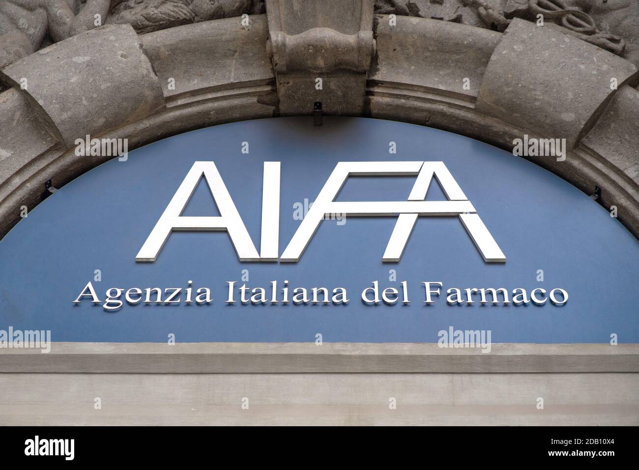 Le logo de l'AIFA (Agence Italiana del Farmaco, Agence italienne des médicaments) à l'entrée du siège social de via del Tritone, Rome, Italie Banque D'Images