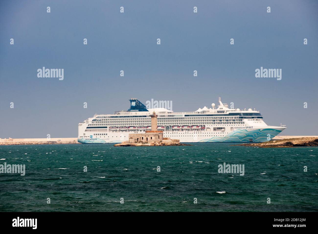 Le bateau de croisière NCL 'Norwegian Spirit' amarré dans le Brindisi Port dû à l'arrêt des activités de croisière causé par covid19 Banque D'Images