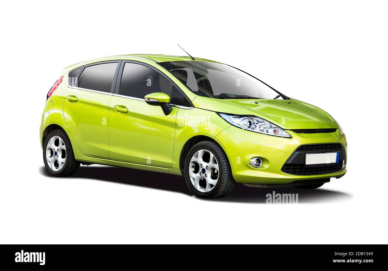 Voiture urbaine verte à hayon isolée sur blanc Banque D'Images