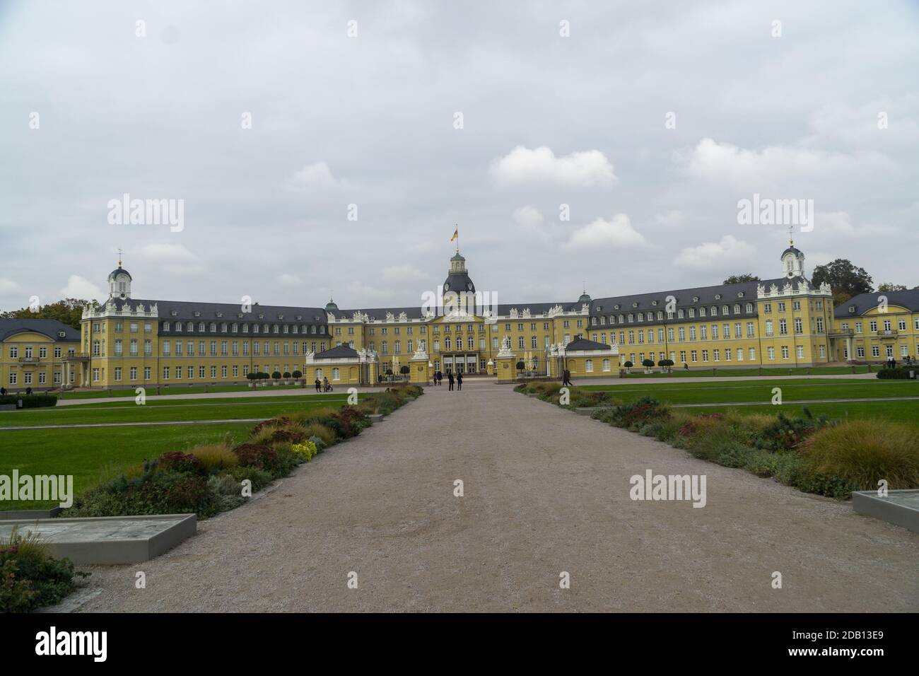 KARLSRUHE, ALLEMAGNE - 16 octobre 2020: DAS Schloss Karlsruhe im Oktober von der Stadtseite aus gesehenLe beau château de Karlsruhe, Allemagne, Oktoker Banque D'Images