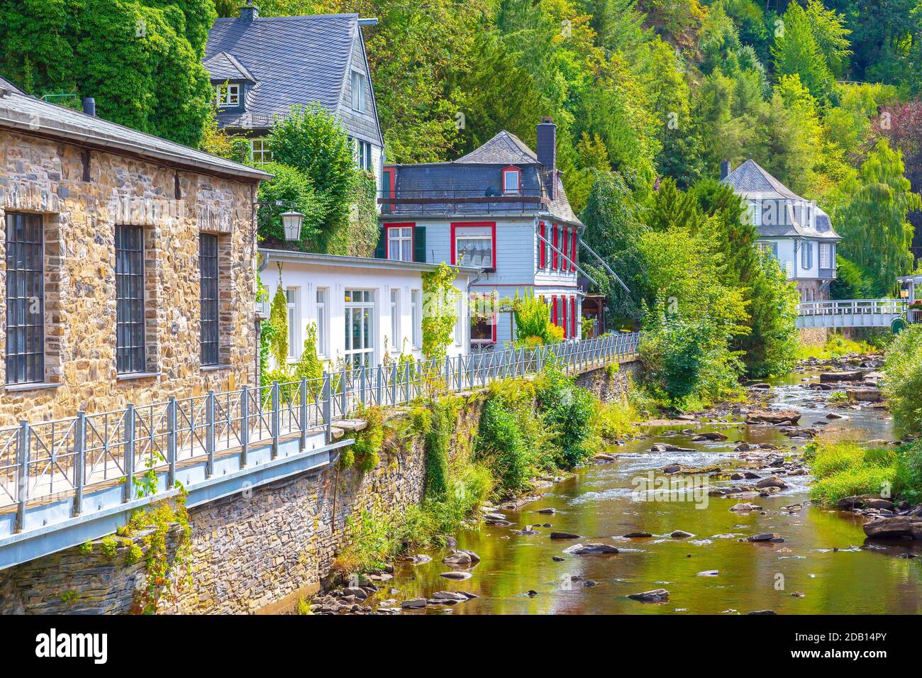 Le meilleur du village touristique de Monschau, situé dans les collines de l'Eifel du Nord, dans le Parc naturel Hohes Venn - Eifel dans la vallée étroite de la Banque D'Images