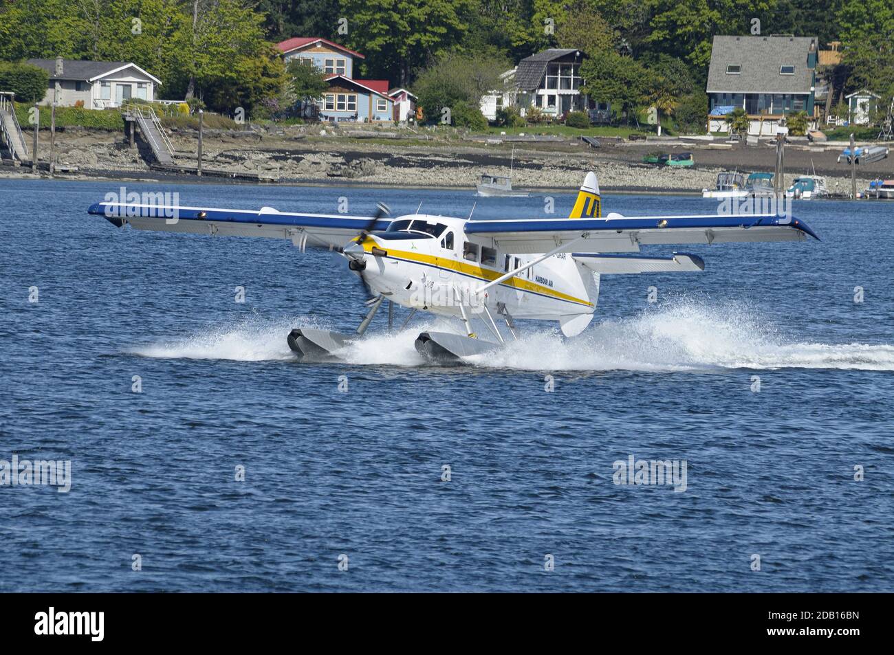Un avion Beaver à moteur unique Harbour Air qui part du front de mer de Nanaimo, en Colombie-Britannique, au Canada. Banque D'Images