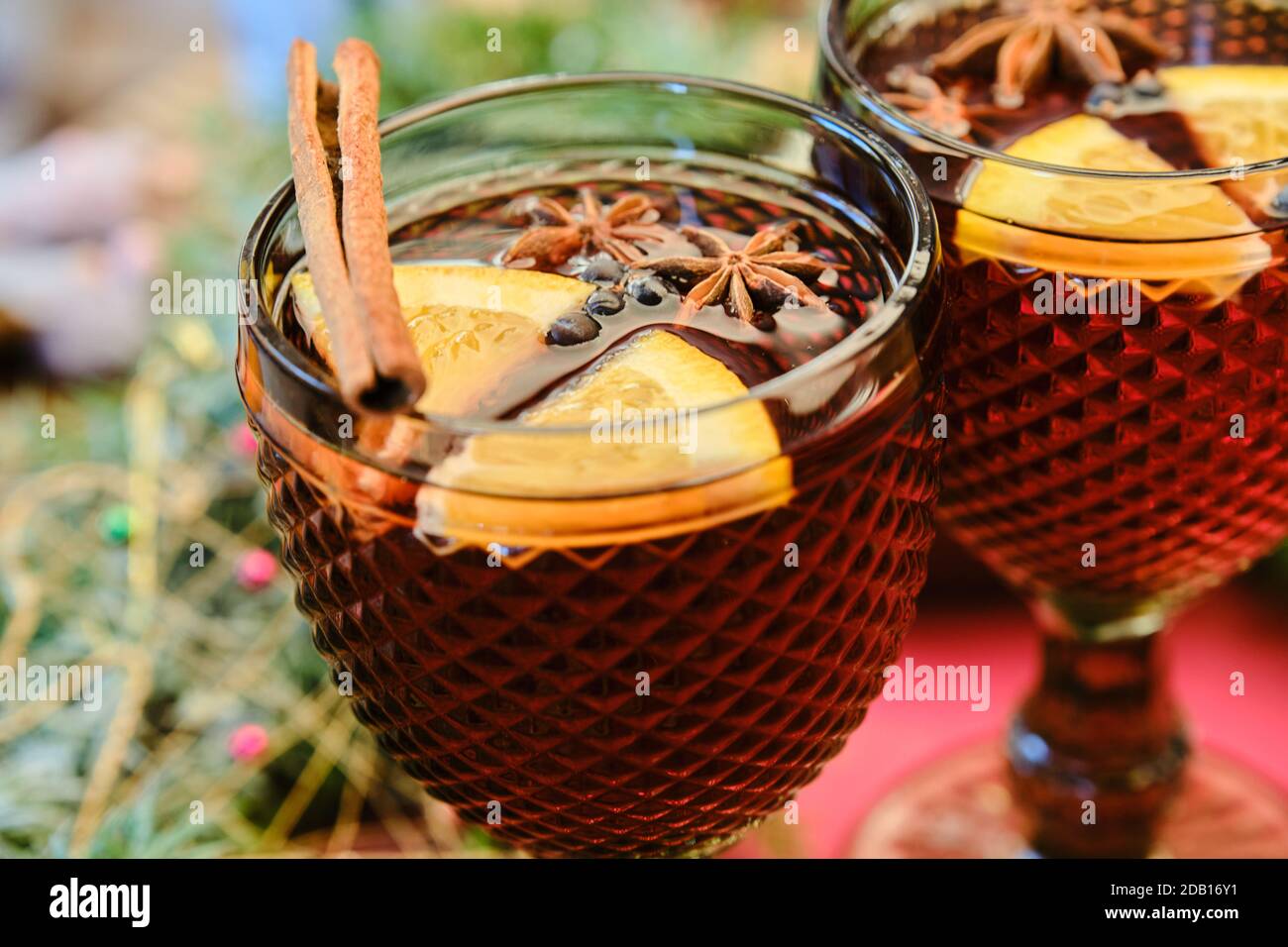 Noël vin chaud chaud chaud au chaud pour l'hiver avec des épices et des tranches d'orange. Vin chaud rouge ou gluhwein Banque D'Images