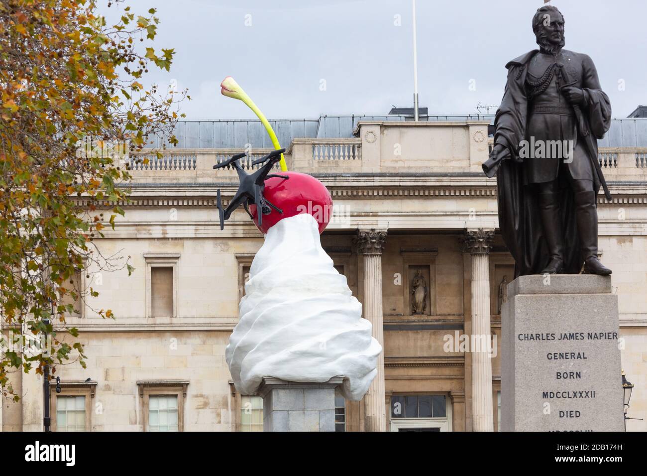 Tourbillon de la sculpture crème, la fin par l'artiste britannique Heather Phillipson, Trafalgar Square Fourth Plinth, londres, royaume-uni Banque D'Images