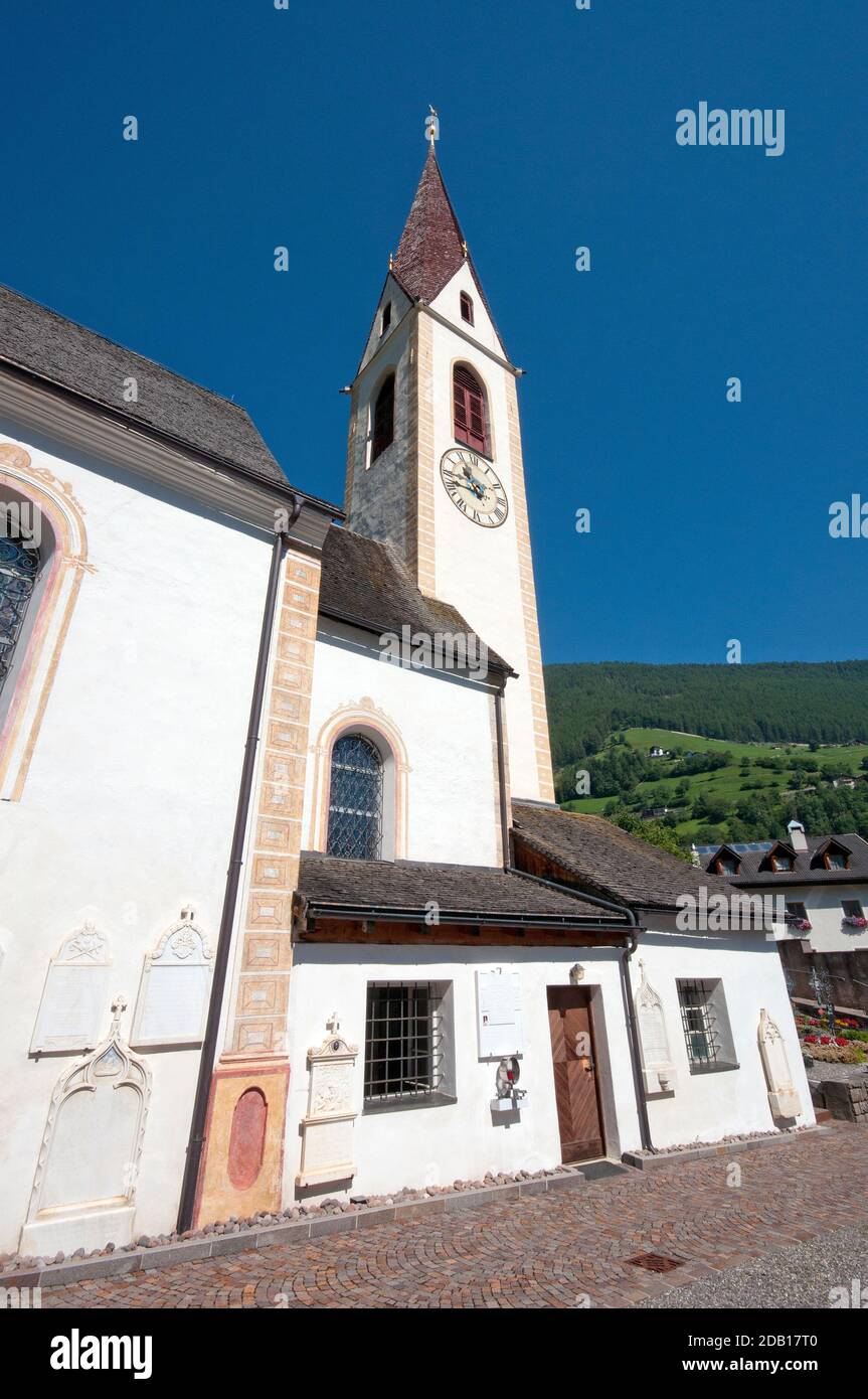Église paroissiale de Santa Walburga dans le village de Martell, Vallée de Martell (Marteltal), Bolzano, Trentin-Haut-Adige, Italie Banque D'Images