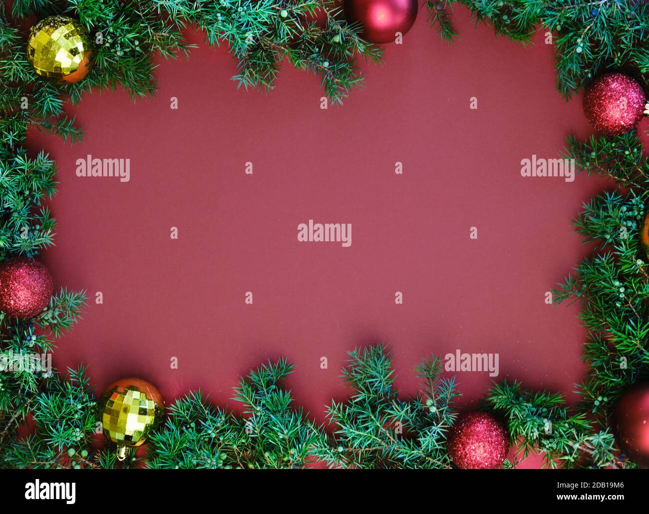 Arrière-plan festif avec espace de copie pour le texte. Bordure de Noël de branches et de boules de sapin. Flat lay, vue de dessus Banque D'Images