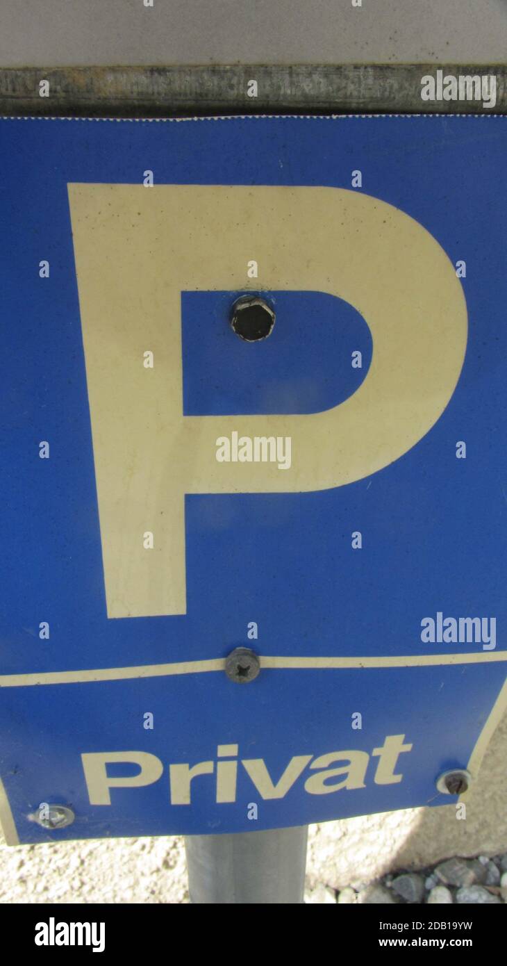 Panneau bleu de l'aire de stationnement privée avec un P blanc lettre Banque D'Images