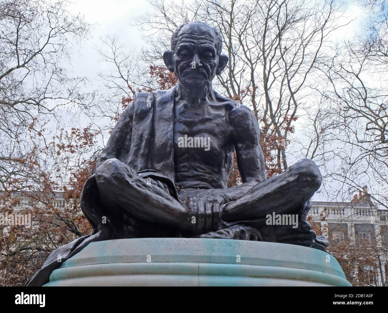 LONDRES, ROYAUME-UNI - 08 avril 2016 : une sculpture de Gandhi assise à pieds croisés par Fredda Brilliant sur la place Tavistock Banque D'Images