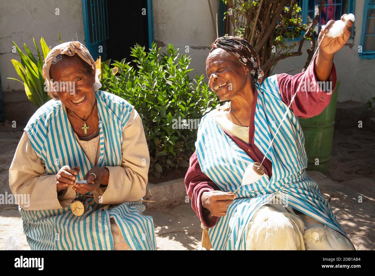 Deux femmes éthiopiennes qui tournent du coton, Addis-Abeba, Éthiopie, Afrique de l'est Banque D'Images