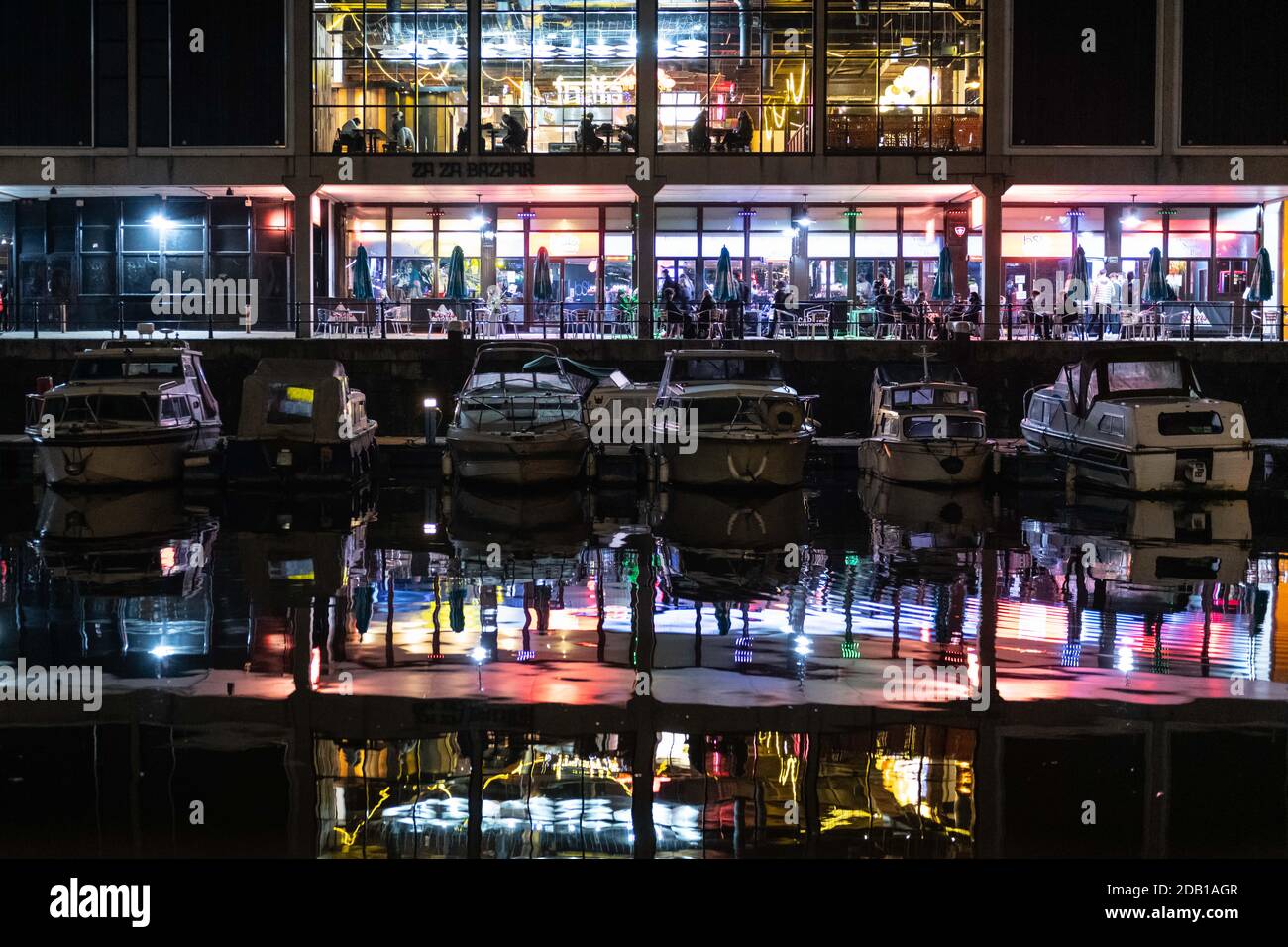 Bristol, Royaume-Uni. 4 novembre 2020. Les foules de fêtards de nuit affluent vers les bars, les pubs et les restaurants du centre de Bristol avant le début du confinement 2 Banque D'Images