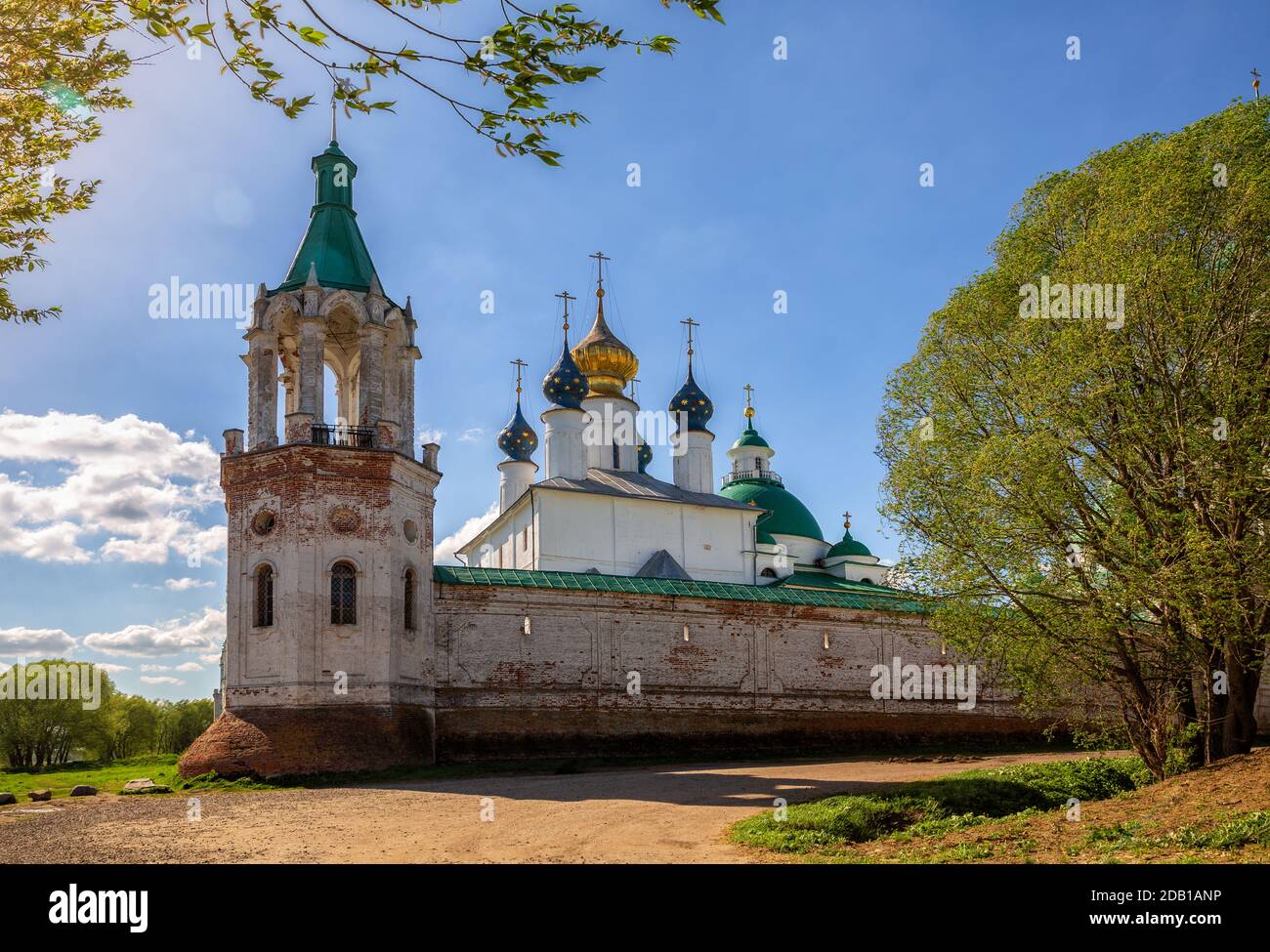 Monastère de Spaso-Yakovlevsky. La tour sud-est du mur du monastère, l'église Saint Iakov de Rostov et l'église de la conception d'Anna (Zac Banque D'Images