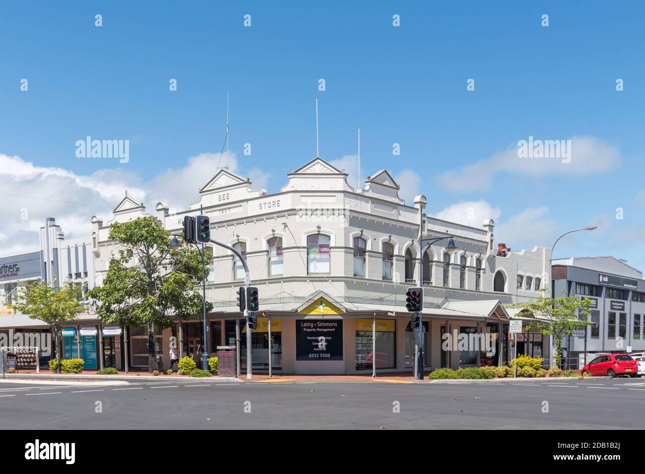 Le Beehive Building (magasin), situé à l'angle des rues Pulteney et Victoria, dans la ville de Taree, au centre de la côte nord, est un bâtiment de fédération commerciale. Banque D'Images