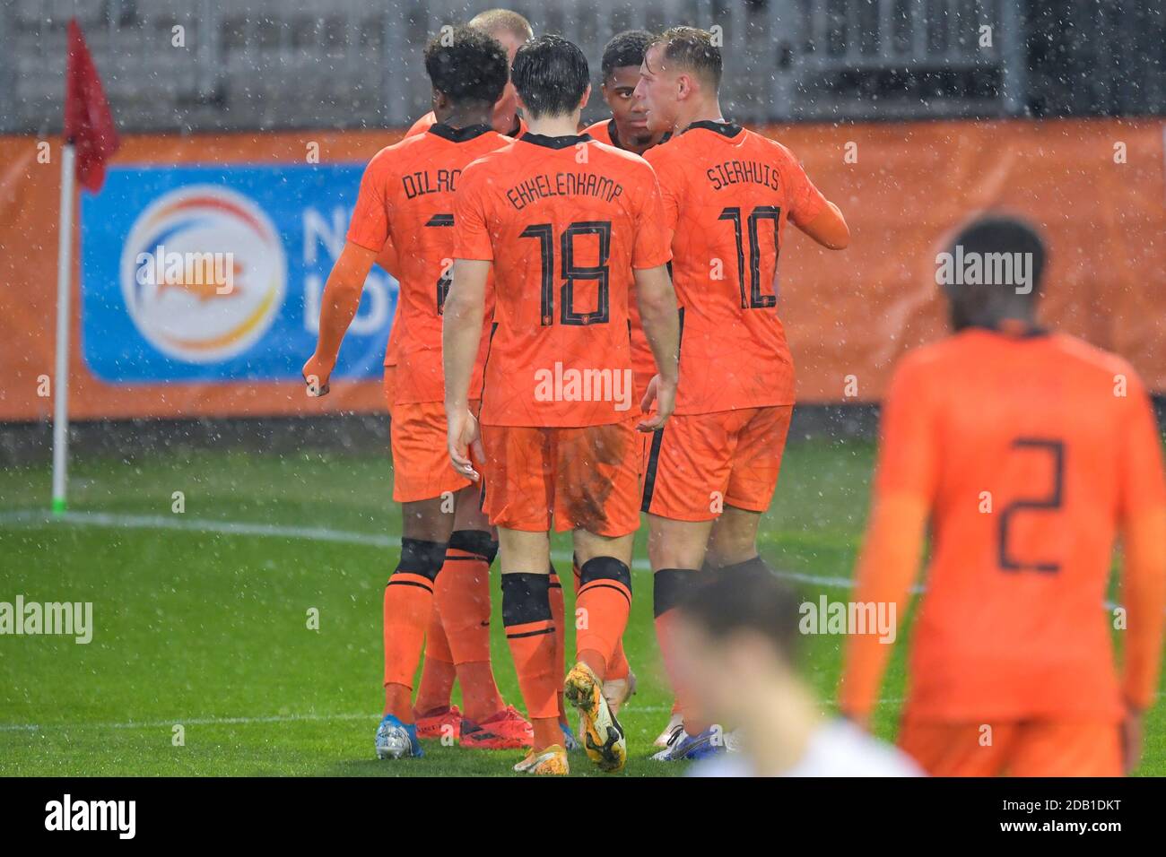ALMERE, PAYS-BAS - NOVEMBRE 15 : Myron Boadu des pays-Bas U21 fête son but avec ses coéquipiers lors du match de qualification U21 de l'UEFA Euro entre la Hollande U21 et la Biélorussie U21 au stade Yanmar le 15 novembre 2020 à Almere, pays-Bas (photo de Gerrit van Keulen/Orange Pictures) Banque D'Images