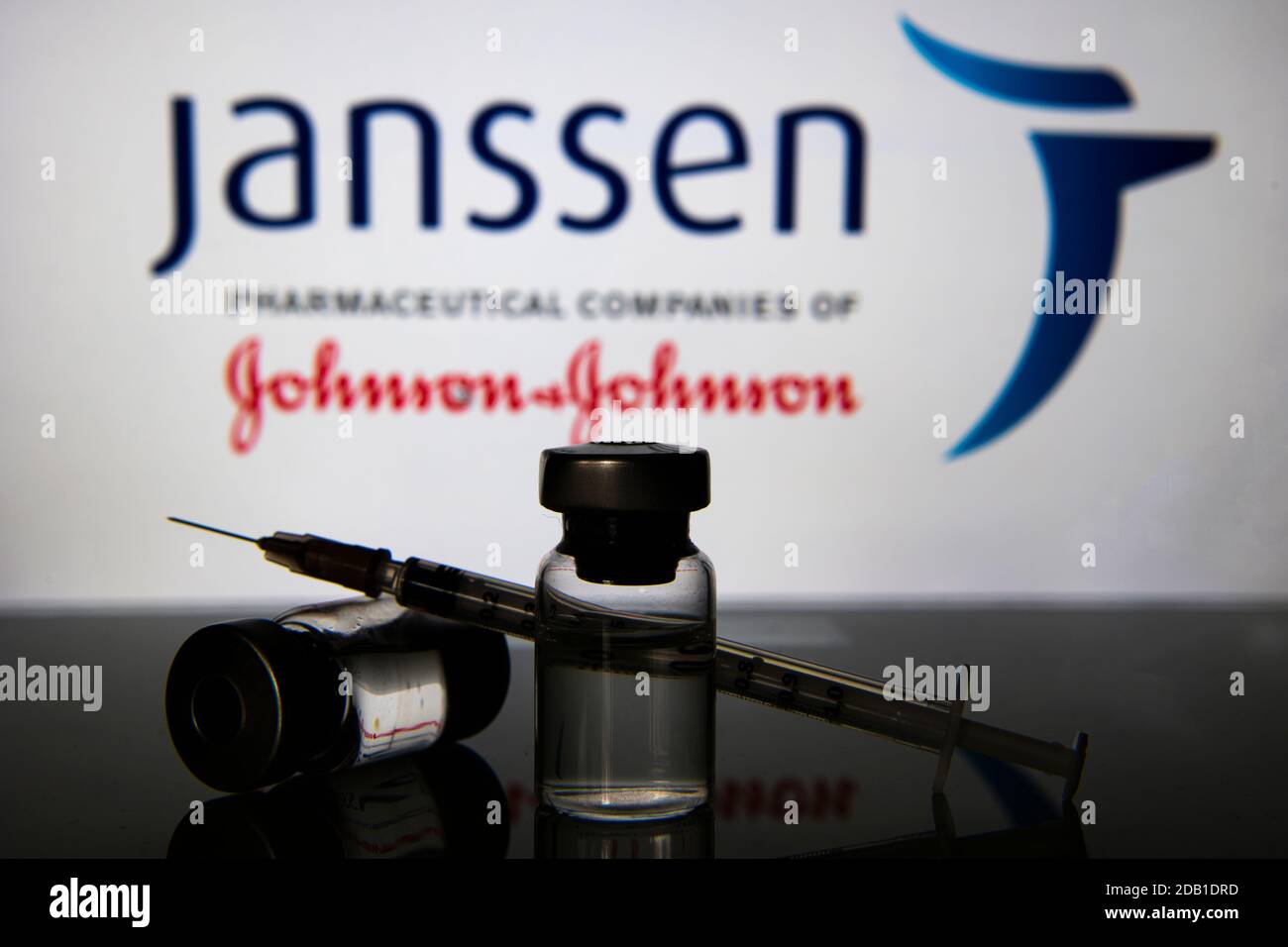 Milan, Italie : 16 novembre 2020 : flacons de vaccins et seringue portant le logo Janssen Pharmaceutical. Les grandes sociétés pharmaceutiques se mettent en compétition pour terminer le tria clinique Banque D'Images