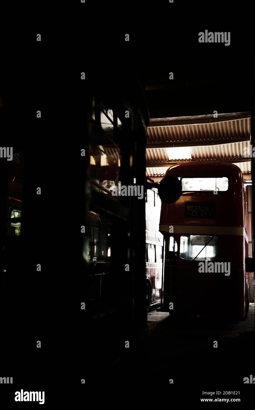 Vieux bus à impériale dans le garage. Banque D'Images