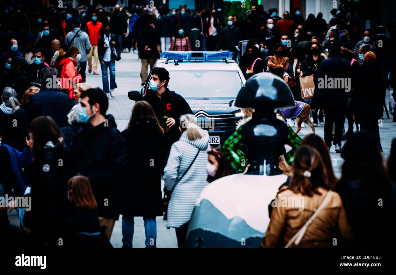 Rue piétonne bondée à Madrid, Espagne Banque D'Images
