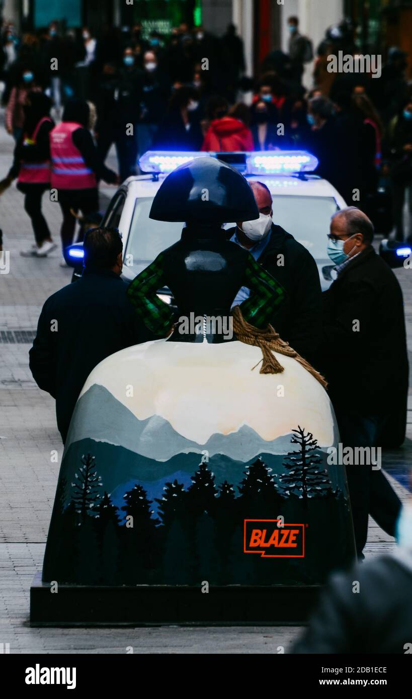 Rue piétonne bondée à Madrid, Espagne Banque D'Images