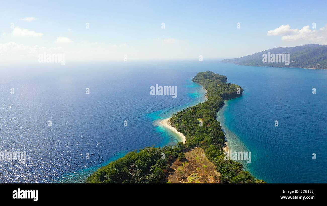 Grande île de Liguid avec belle plage, palmiers par mer turquoise vue d'en haut. Big Cruz Island, Philippines, Samal. Banque D'Images