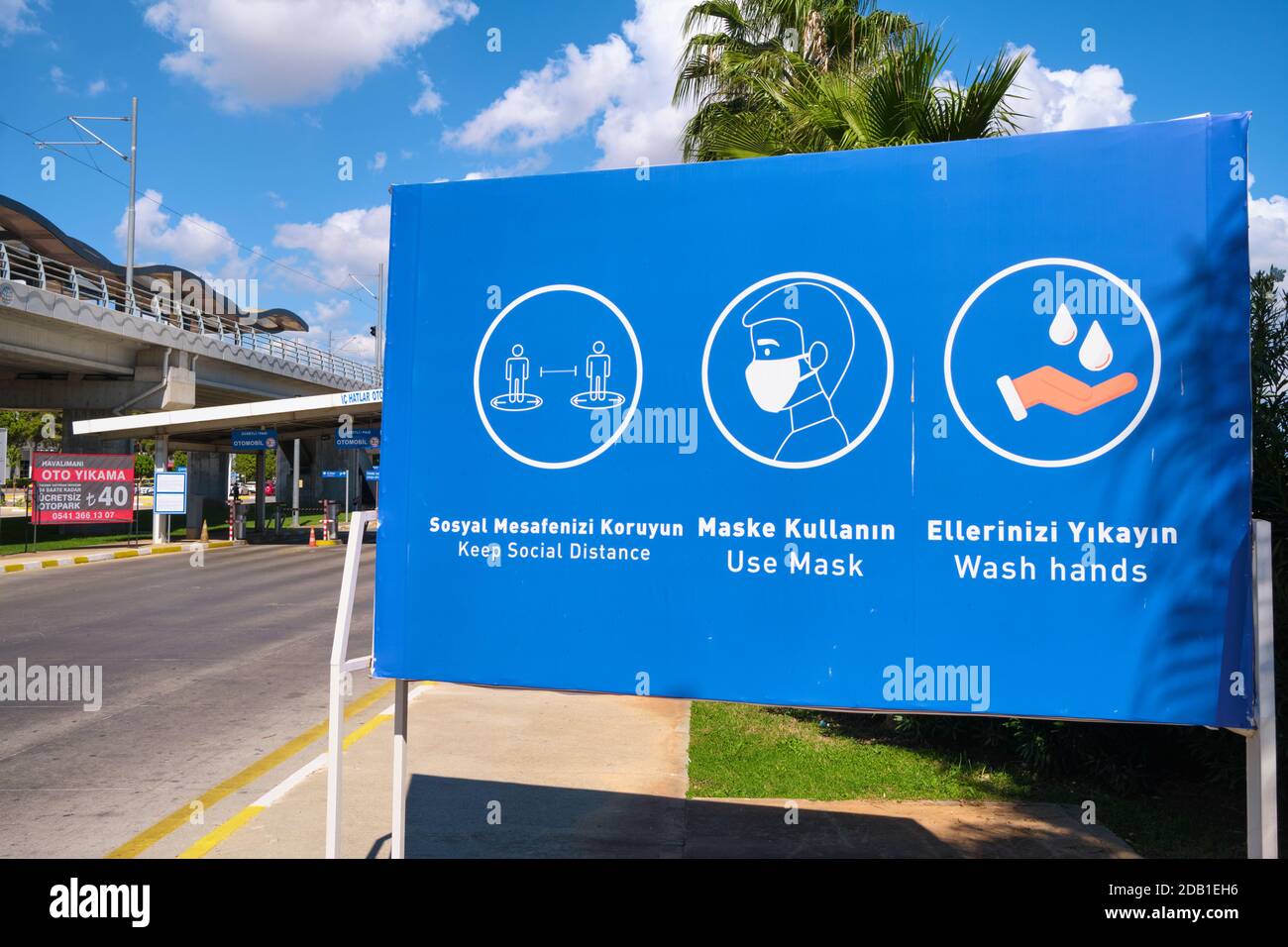 Nouvelles règles sur la pandémie de l'information à l'aéroport d'Antalya, Turquie Banque D'Images