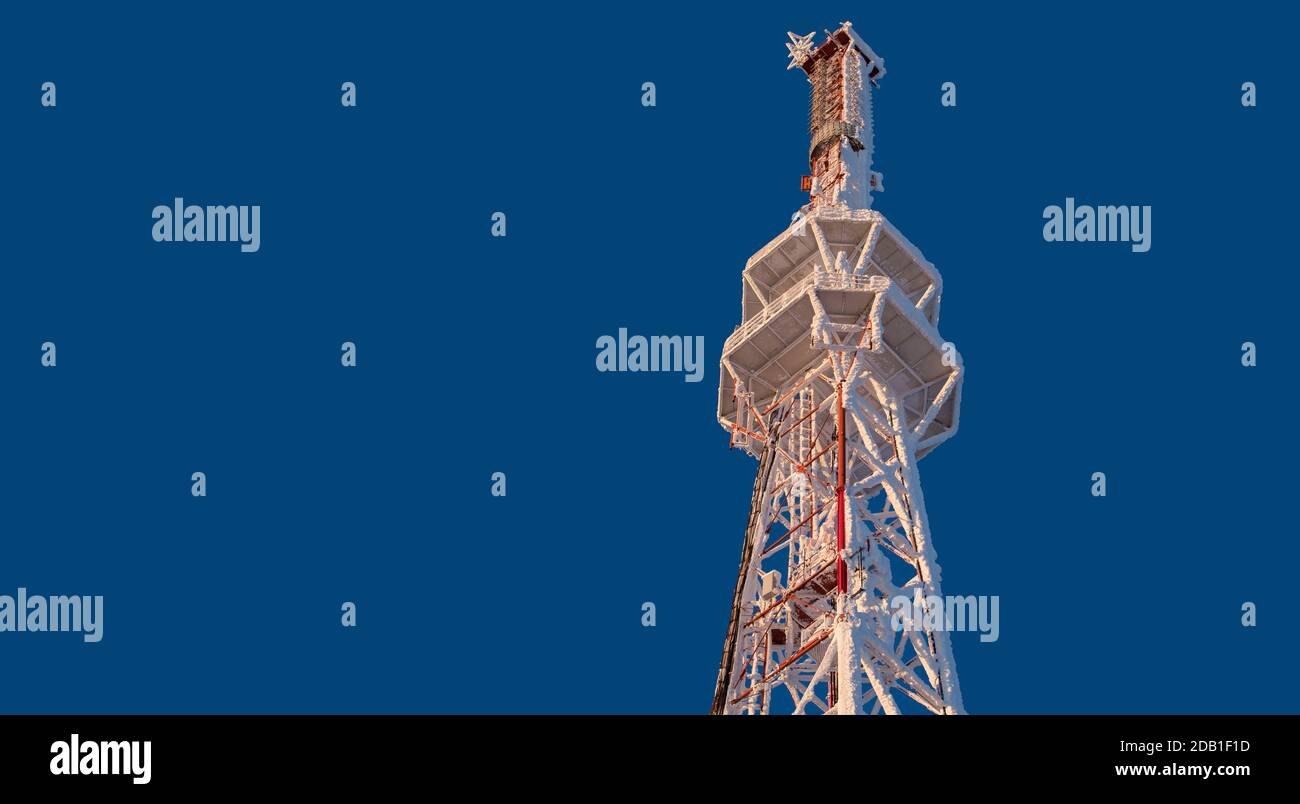 Antenne de télécommunications givrée contre le ciel bleu Banque D'Images
