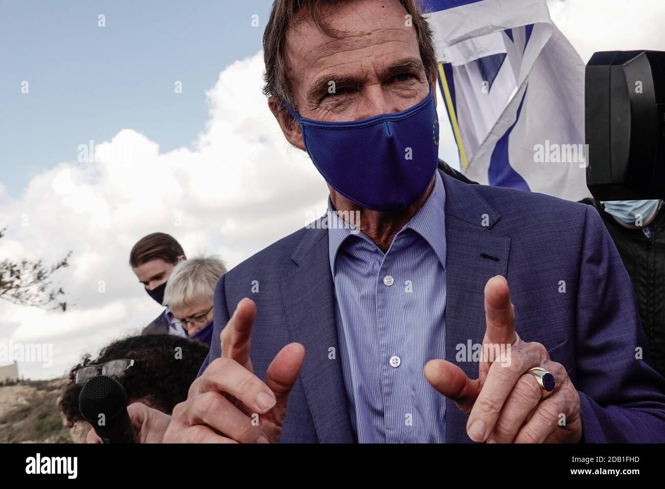 Jérusalem, Israël. 16 novembre 2020. Des manifestants juifs de droite, partisans d'une colonie juive dans l'ensemble du pays d'Israël, manifestent contre une délégation de l'Union européenne dirigée par le représentant de l'UE auprès des Palestiniens, SVEN KUHN VON BURGSDORFF, alors que la délégation se dirige vers Givat Hamatos, une délégation controversée. Le gouvernement de Netanyahou a avancé le dimanche 15 novembre 2020, publiant un appel d'offres pour la construction de 1,257 maisons à Givat Hamatos, dans ce que certains prétendent être une étape visant à précéder le président américain élu Joe Biden. Le territoire est considéré par la communauté internationale Banque D'Images