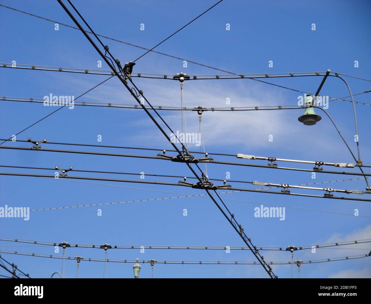 Impression des câbles aériens pour l'infrastructure de trolleybus à Berne, la capitale de la Suisse. Peut-être vieux, mais peut-être une partie de l'avenir. Banque D'Images
