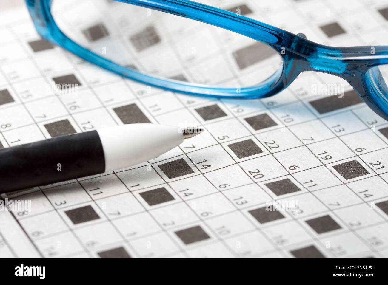 lunettes crayon sur fond de puzzle à mots croisés Photo Stock - Alamy