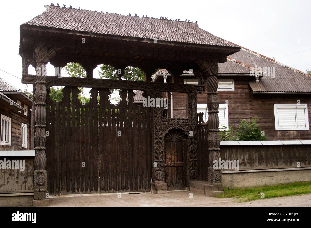 Maramures, Roumanie. Portail en bois sculpté traditionnel massif. Banque D'Images