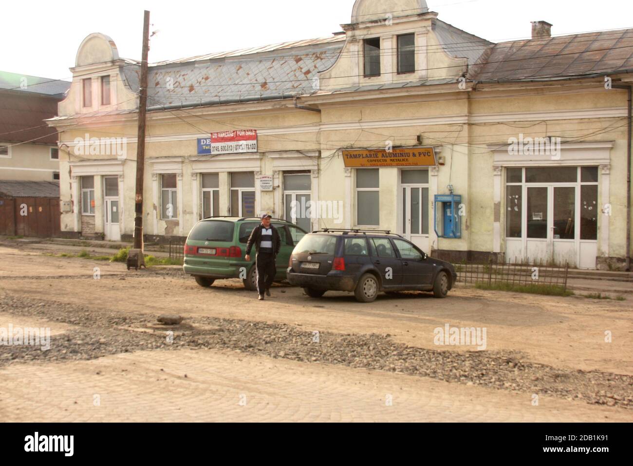 Boutique en face et route unkempt dans une commune à Maramures, Roumanie Banque D'Images