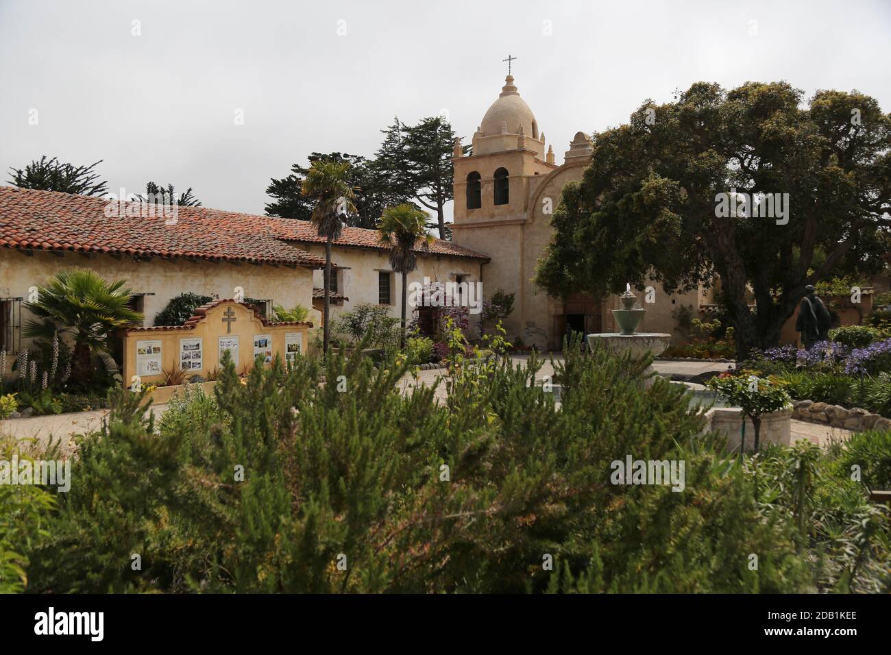 Mission San Carlos Borromeo del R’o Carmelo. Construit en 1797, est l'une des églises de mission catholique romaine les plus authentiquement restaurées en Californie. Situé à l'embouchure de Carmel Valley, en Californie, il est inscrit au registre national des lieux historiques et est un site historique national. Banque D'Images