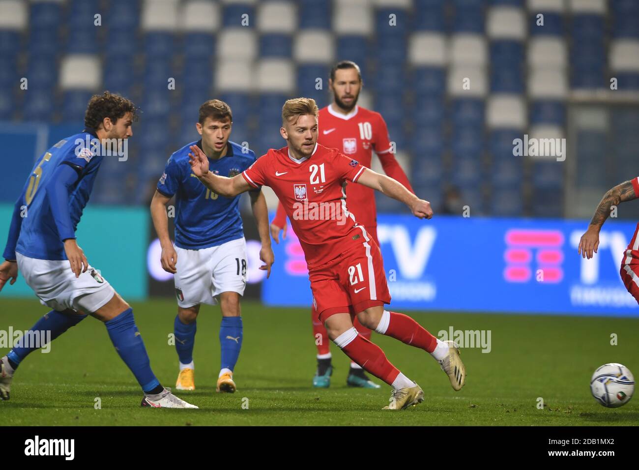 Kamil Jozwiak (Pologne)Manuel Locatelli (Italie)Nicolo Barella (Italie) lors du match de l'UEFA 'Ligue des Nations 2020-2021' entre l'Italie 2-0 Pologne au stade Mapei le 15 novembre 2020 à Reggio Emilia, Italie. Credit: Maurizio Borsari/AFLO/Alay Live News Banque D'Images