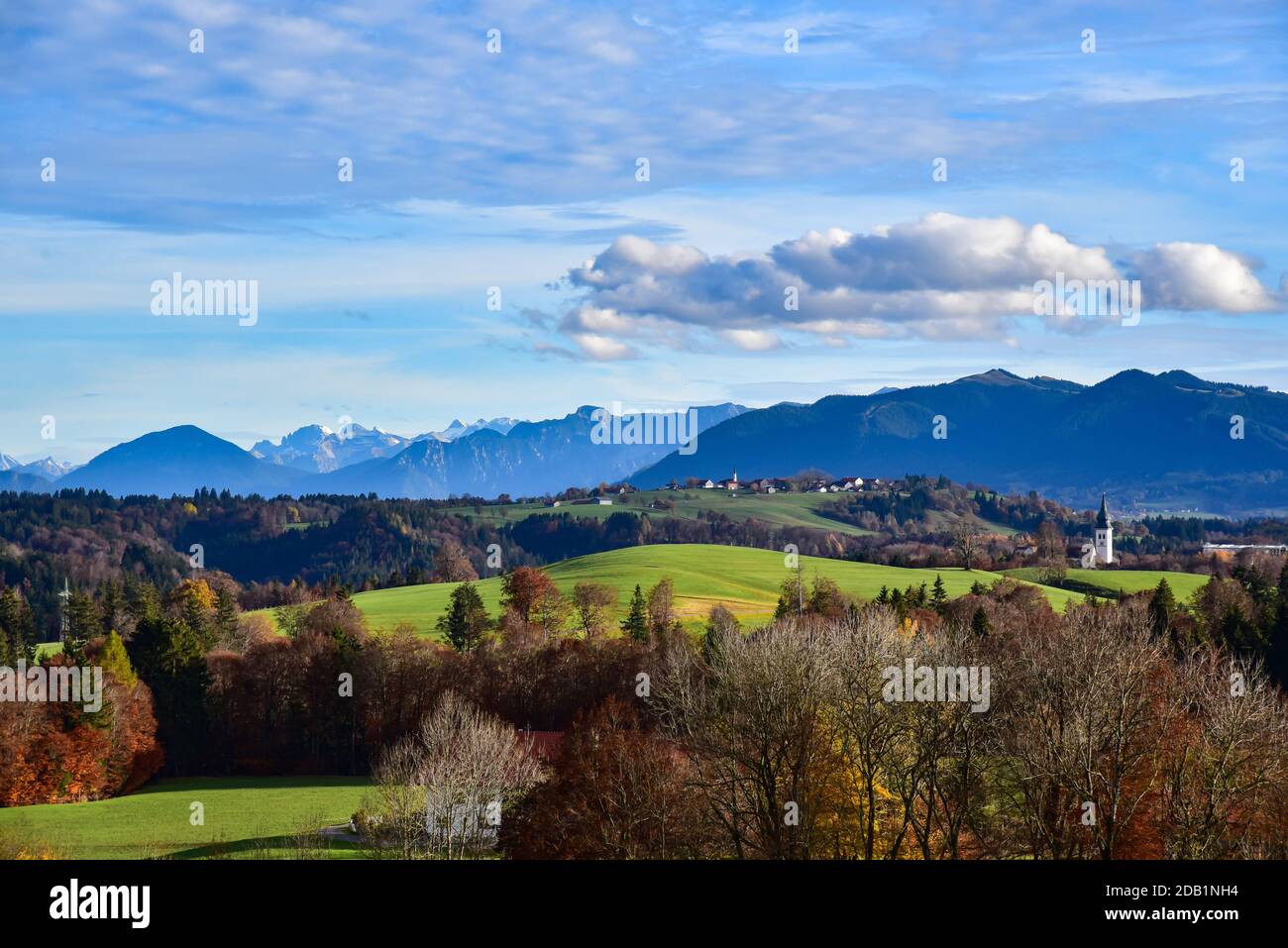 Vue sur les Alpes d'Ammergau, en premier plan Rottenbuch, en arrière-plan gauche les montagnes enneigées du Karwendel, la Bavière, l'Allemagne, l'Europe Banque D'Images