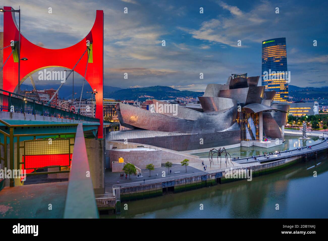 Puente de la Salve et Musée Guggenheim en arrière-plan, Bilbao, Vizcaya, pays basque, Espagne Banque D'Images