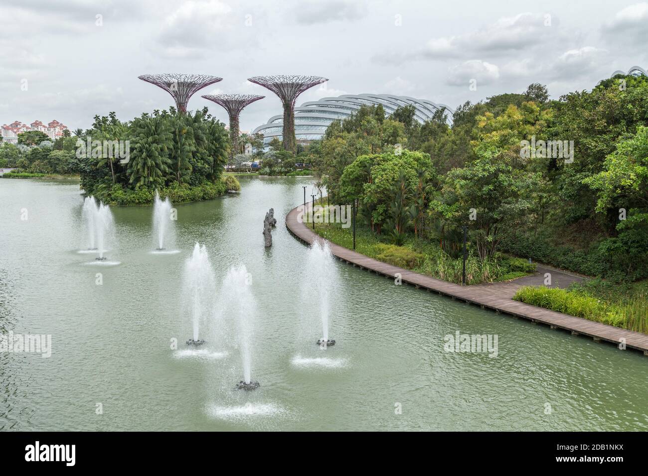 Superarbres, Dôme aux fleurs et fontaines à Gardens by the Bay, un parc naturel de Singapour Banque D'Images