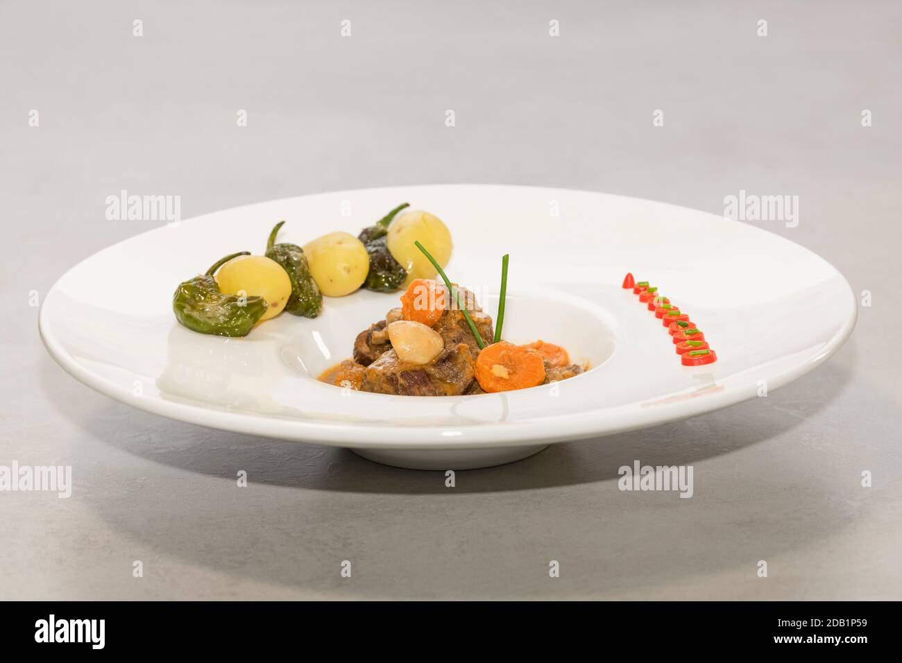 Sélection d'un délicieux ragoût de bœuf sur une assiette avec un assortiment de légumes. Concept de cuisine traditionnelle et maison. Banque D'Images