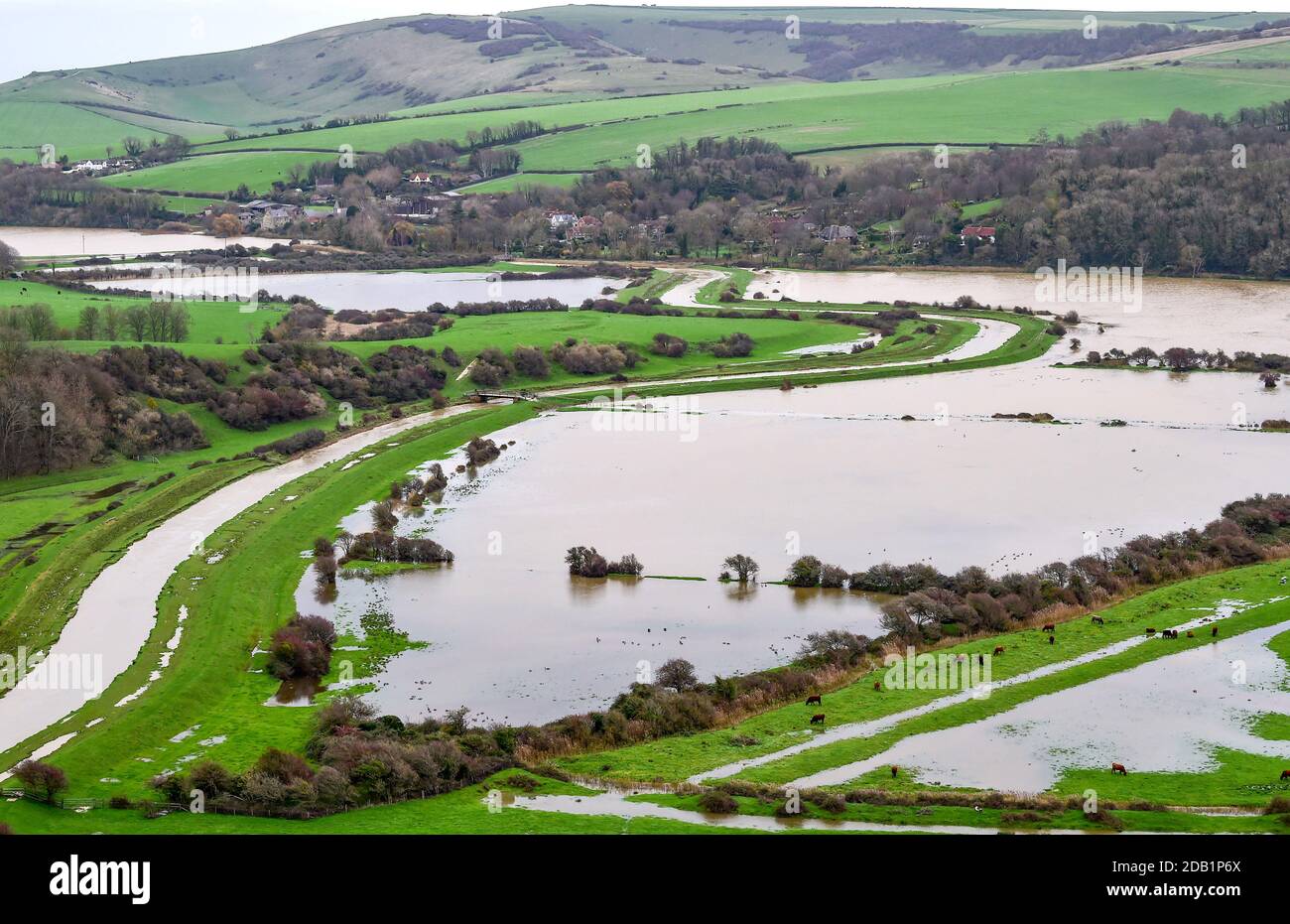 Alfriston Sussex Royaume-Uni 16 novembre 2020 - champs et terres agricoles inondés à côté de la rivière Cuckmere à Alfriston près de Seaford dans l'est du Sussex après de fortes pluies récentes et des marées exceptionnellement hautes . Des avertissements d'inondation ont été émis dans toute la Grande-Bretagne après le récent temps humide mais des conditions plus froides sont prévues pour plus tard dans la semaine : Credit Simon Dack / Alamy Live News Banque D'Images