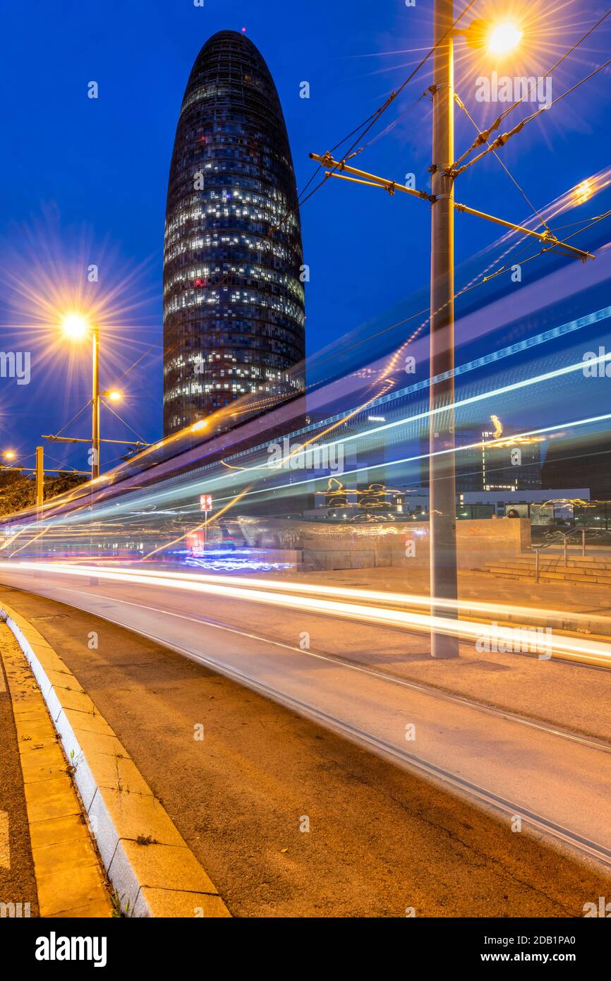 Vue nocturne de Torre Glories, anciennement Torre Agbar, Barcelone, Catalogne, Espagne Banque D'Images