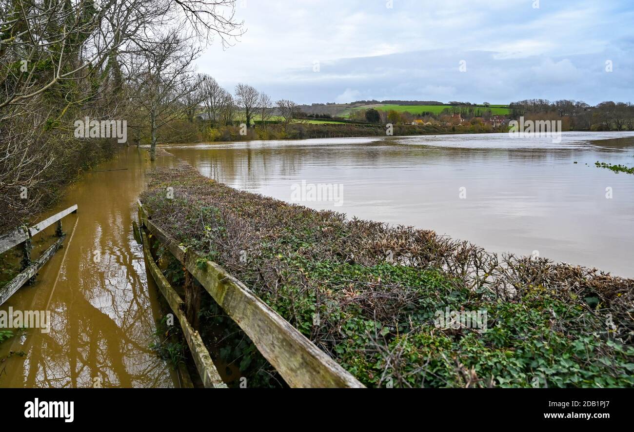 Alfriston Sussex Royaume-Uni 16 novembre 2020 - champs et terres agricoles inondés à côté de la rivière Cuckmere à Alfriston près de Seaford dans l'est du Sussex après de fortes pluies récentes et des marées exceptionnellement hautes . Des avertissements d'inondation ont été émis dans toute la Grande-Bretagne après le récent temps humide mais des conditions plus froides sont prévues pour plus tard dans la semaine : Credit Simon Dack / Alamy Live News Banque D'Images