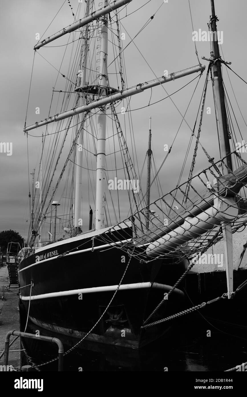 Un voilier en bois historique amarré à Heybridge Essex, Royaume-Uni, dans noir et blanc Banque D'Images