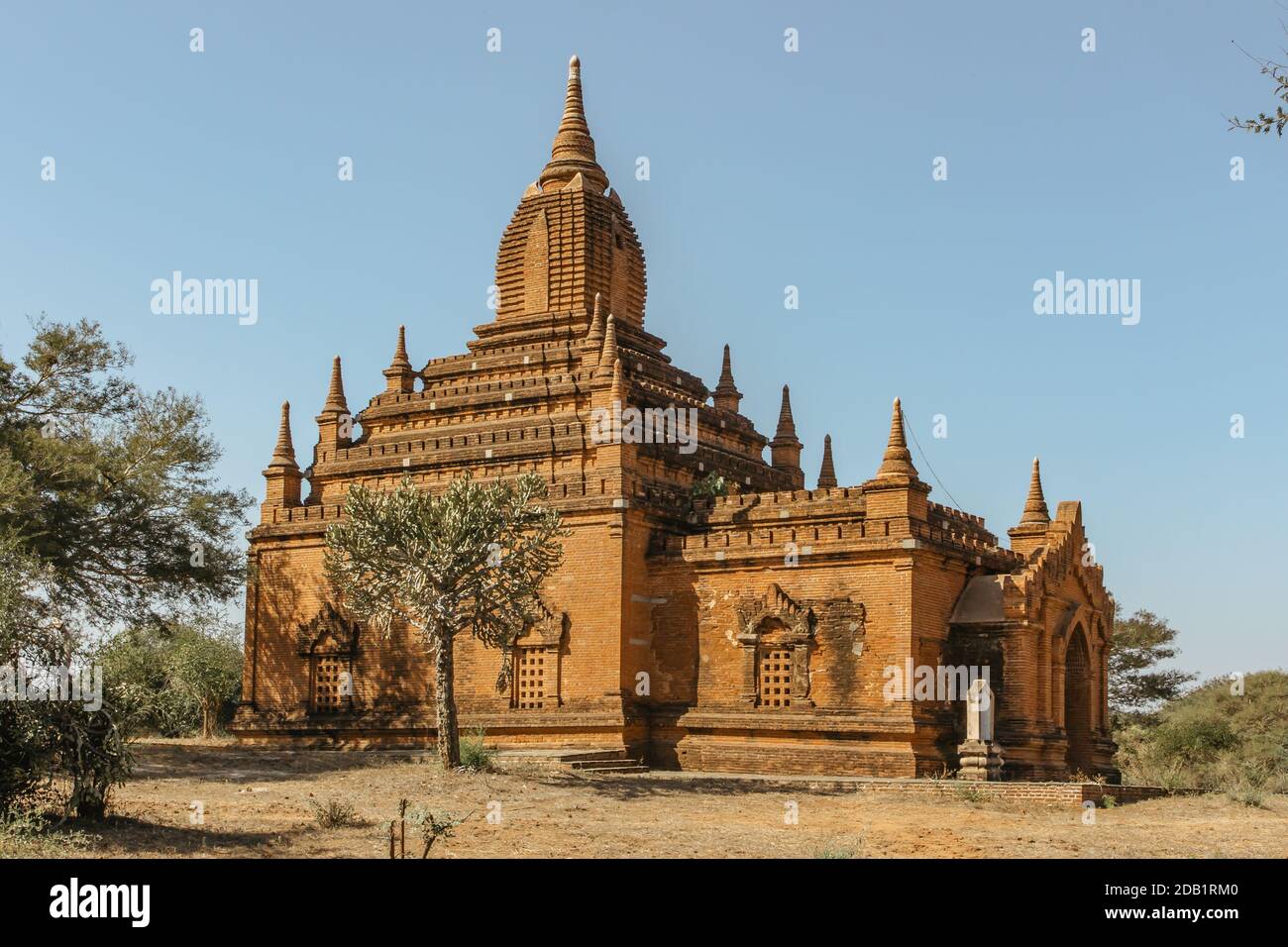 Old Bagan, Myanmar - 27 janvier 2020. Pagode bouddhiste antique. Panorama des vieux temples à Bagan. Groupe de pagodes anciennes avec statue de Bouddha.exotique Banque D'Images