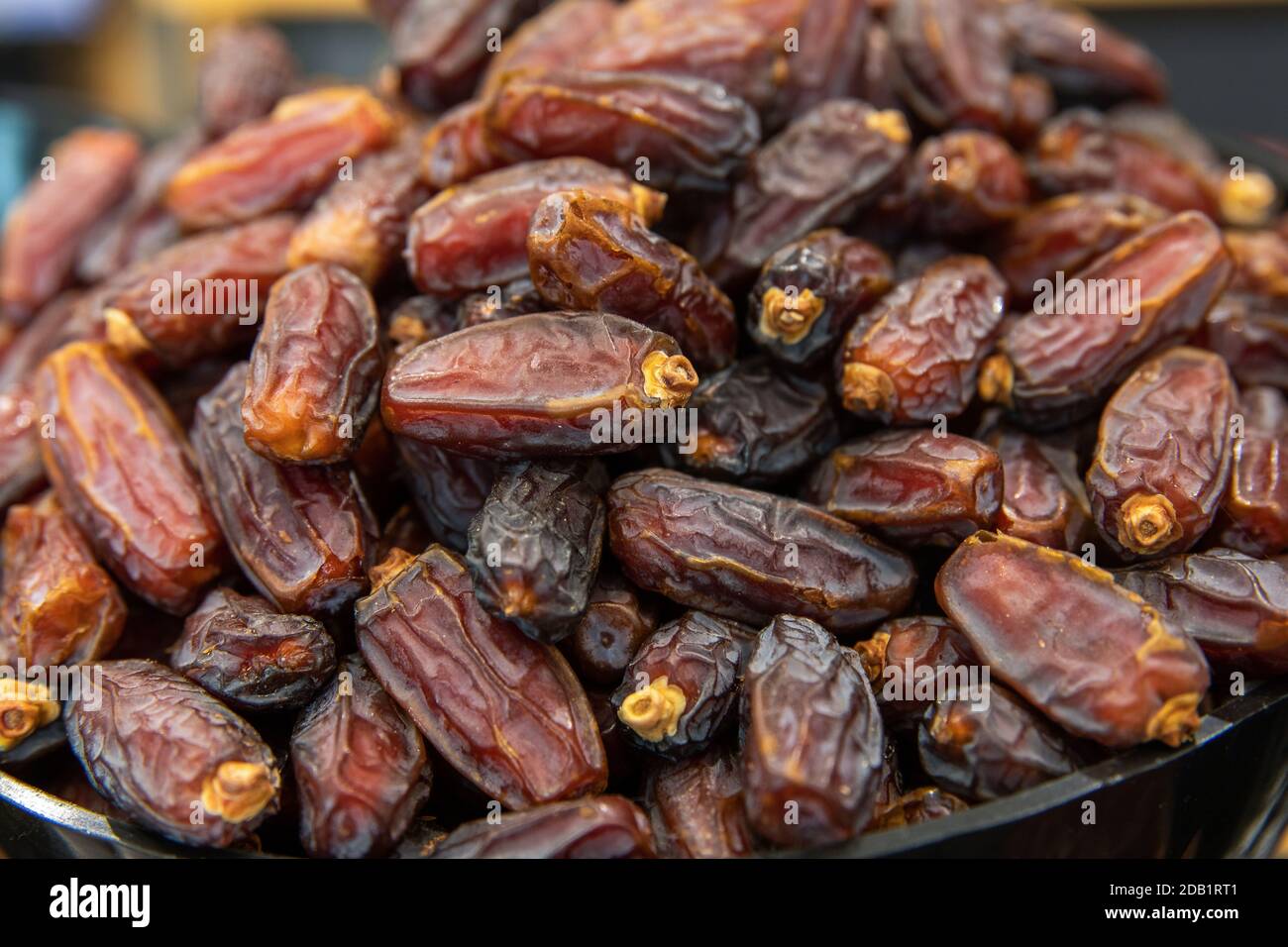 Fruits de dattes frais et biologiques crus. Aliments ou en-cas au ramadan ou à l'iftar Banque D'Images