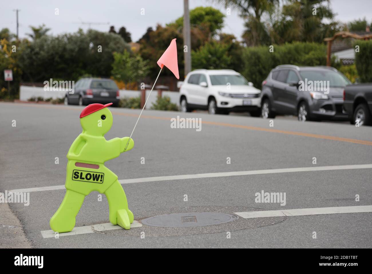 Un panneau indiquant aux conducteurs de ralentir est vu dans la route à Capitola, Californie Banque D'Images