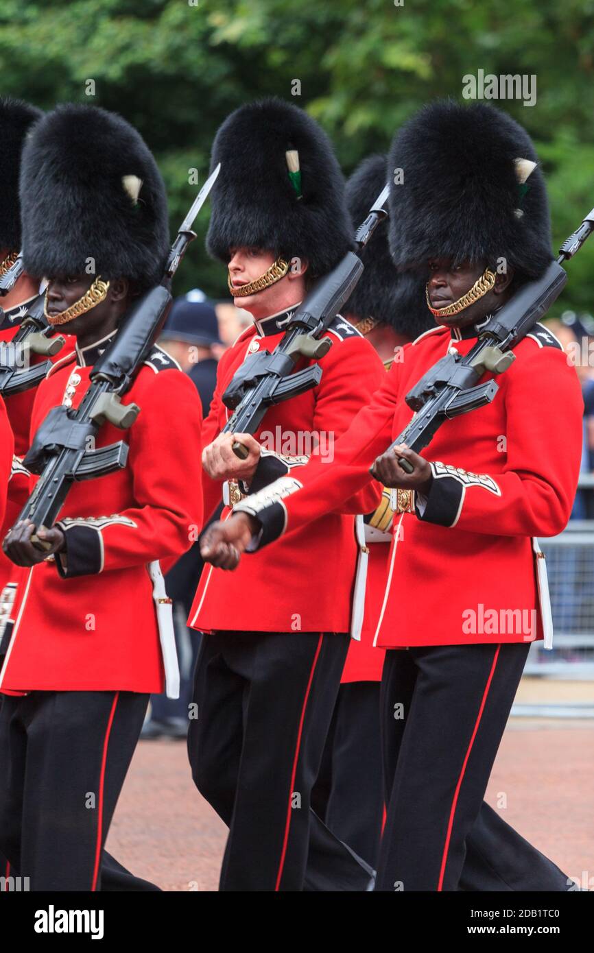 Des soldats de minorités ethniques, qui font partie des soldats de la garde des pieds Grenadier de la garde de la Reine défilant au Trooping the Color Parade, Londres, Angleterre, Royaume-Uni Banque D'Images